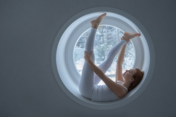 穿着白色运动服的女孩图片下载