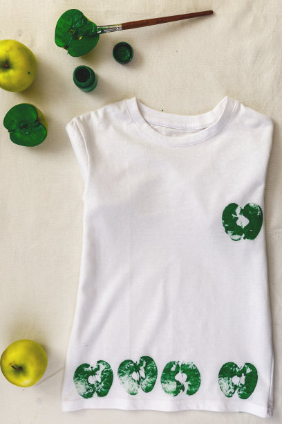 苹果印在衣服上的过程。步进指令图片下载