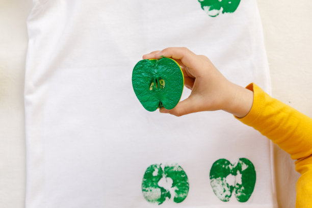 苹果印在衣服上的过程。步进指令图片下载