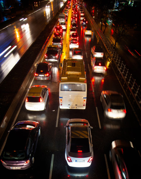 雨夜交通拥挤。图片下载