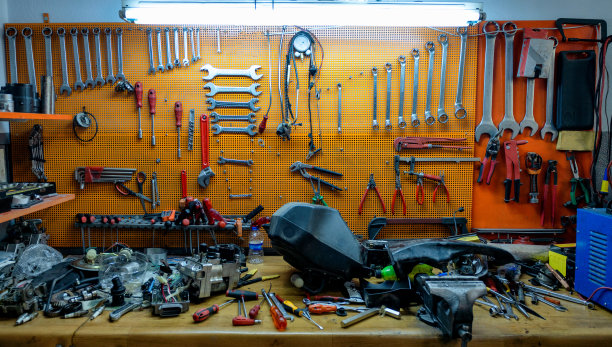 扳手在车间里图片下载