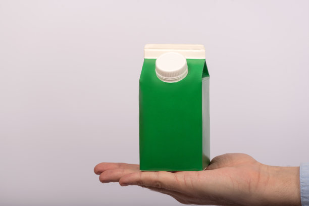 包装纸板包装模板产品。装牛奶或果汁的绿色带盖硬纸板容器。模拟了图片下载