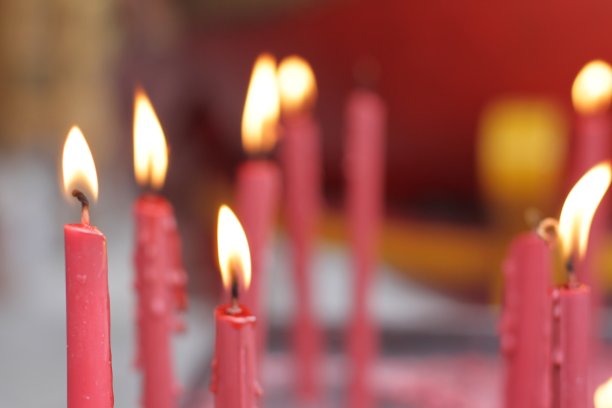 红色的蜡烛在寺庙里燃烧图片下载