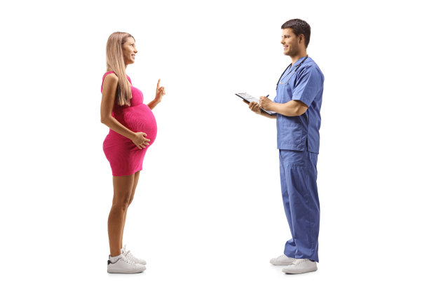 一个年轻孕妇与男医生交谈的全长侧面照片图片下载