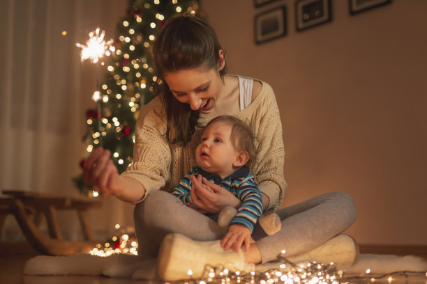母亲和儿子拿着烟花庆祝新年图片下载