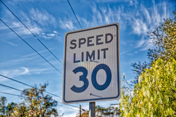 限速30标志与蓝天背景图片下载