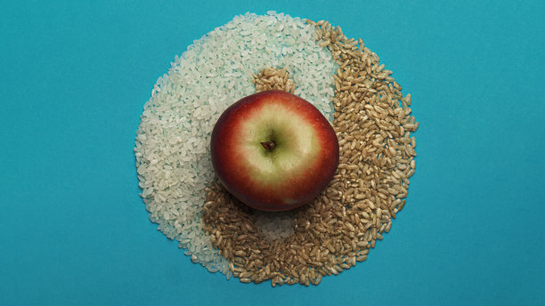 淡米和深色米。阴阳符号。在绿松石的背景上图片下载