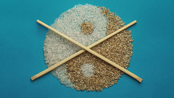 淡米和深色米。阴阳符号。在绿松石的背景上图片下载