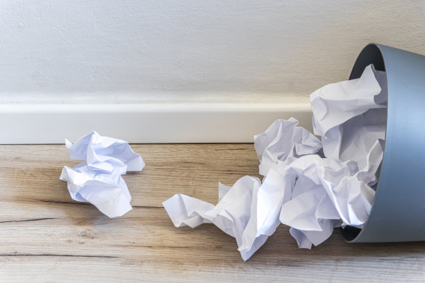 废纸，掉落到回收箱的皱纸，扔进垃圾桶，办公室垃圾桶中堆满废纸，旧木背景，侧视图，带复制空间图片下载