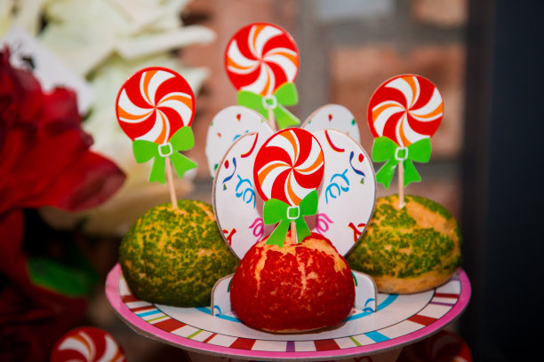 带有旋转唱盘的节日彩色蛋糕图片下载