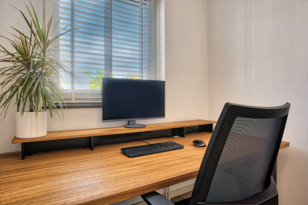 工作场所将笔记本电脑放在家里靠窗的木桌上，家庭办公，室内新常态舒适现代图片下载