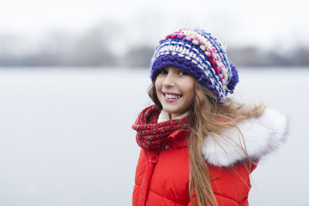 肖像微笑的小女孩走在寒冷的冬天。活跃的寒假概念。他为错过而高兴。图片下载
