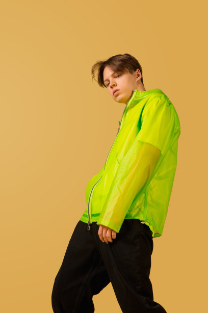 老式风格的年轻人在黄色背景上独自跳舞图片下载