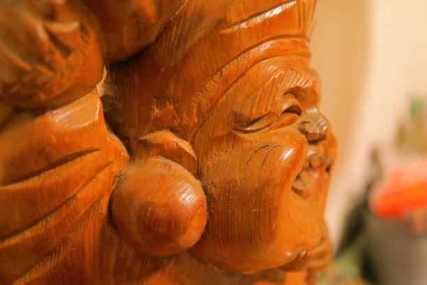 大国和惠比秀的木雕微笑，邀请财富和好运与锤子图片下载