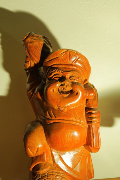 大国和惠比秀的木雕微笑，邀请财富和好运与锤子图片下载