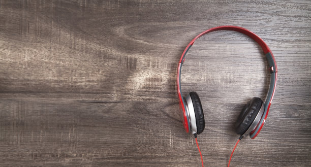 木制背景上的红色耳机。图片下载