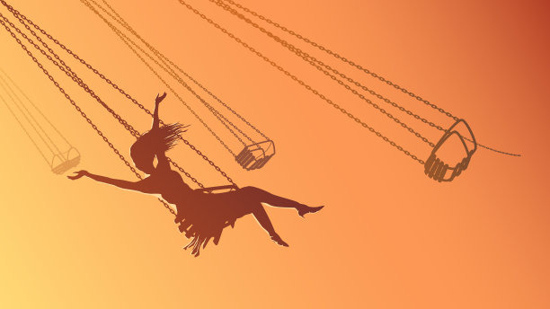 日落时荡秋千的剪影女孩图片下载