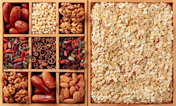 制作什锦麦片的原料。干果，各种坚果和种子。图片下载