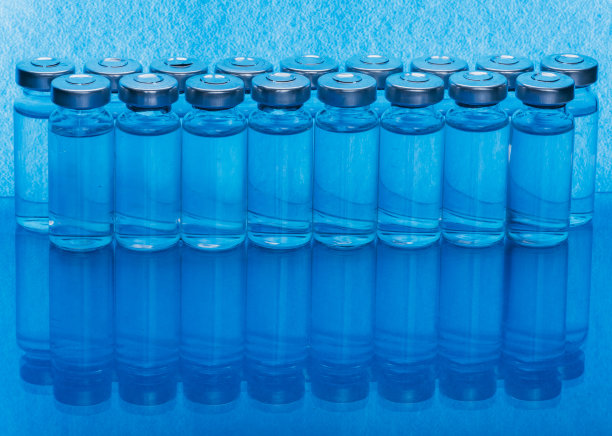 注射用医用玻璃安瓿瓶。药是以壶腹中的水溶液为液体氯化钠。关闭了。瓶安瓿多色。图片下载