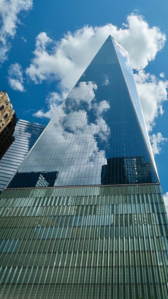 玻璃金字塔-天空和云反射在一个世界贸易中心/自由塔在纽约市曼哈顿图片下载