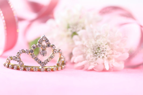 粉红色背景下的珠宝特写镜头图片下载