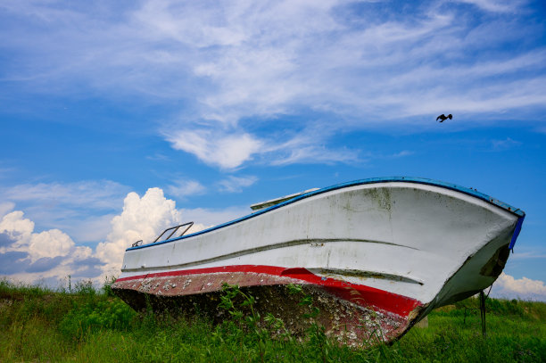 夏天蔚蓝的天空和废弃的船图片下载