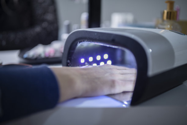 女人手在钉炉。图片下载