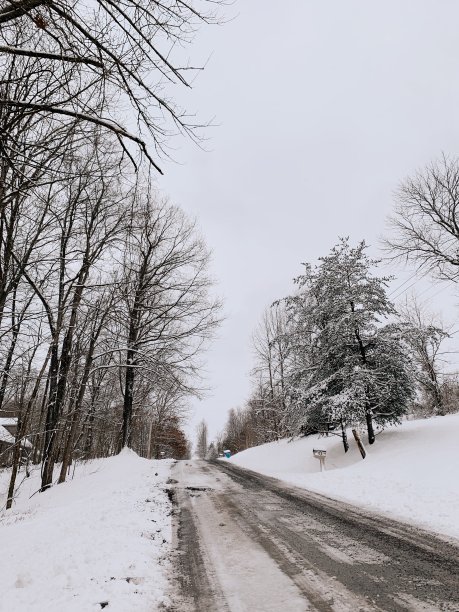 2020年圣诞节俄亥俄州杰克逊市的雪景图片下载