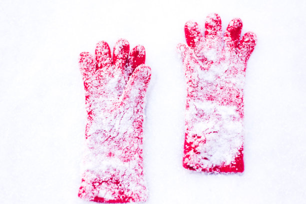 红色手套在雪中丢失图片下载