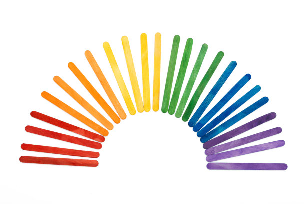 白色的彩虹色木制冰淇淋棒。彩色抽象拱门图片下载