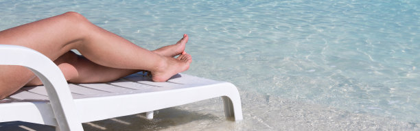 女人放松在完美的平静的海滩与水晶和绿松石海水图片下载