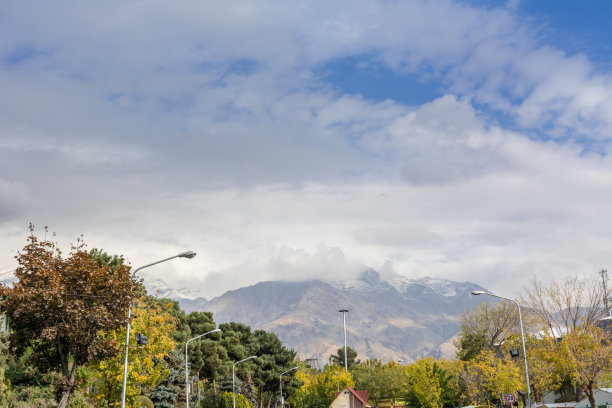 德黑兰国际展览中心冬季街景，背景是白雪皑皑的厄尔布尔士山脉图片下载