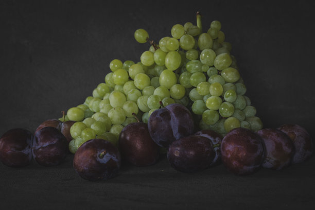 美味新鲜的夏季李子和绿葡萄图片下载