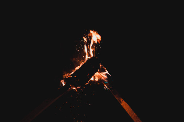 火焰上自制的火炬，火在夜间街道的背景，和平的行动与火炬。图片下载