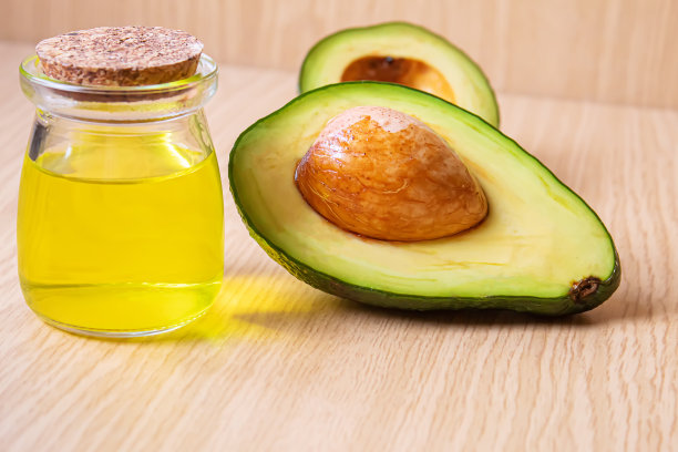 木背景上的鳄梨和鳄梨油。有选择性的重点图片下载