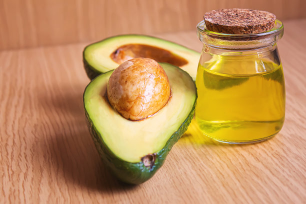 木背景上的鳄梨和鳄梨油。有选择性的重点图片下载