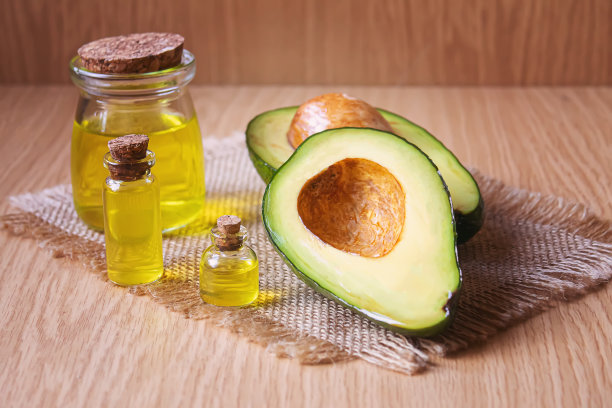木背景上的鳄梨和鳄梨油。有选择性的重点图片下载