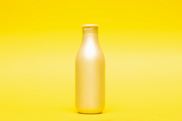 黄色背景的洗发香波和护发素图片下载