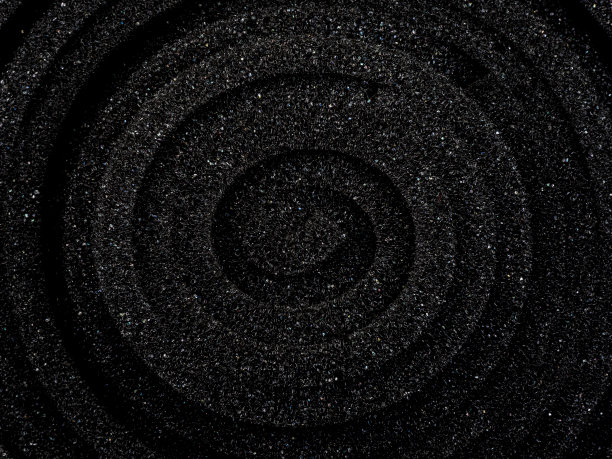 微距摄影表面卷起的黑色海绵泡沫。俯视图图片下载