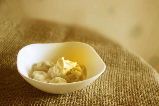 饺子碗，酸奶油和黄油在乡村风格的内部图片下载