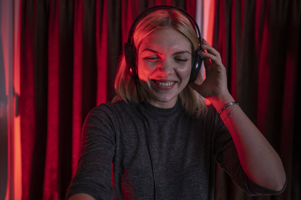 可爱的女dj在玩音乐图片下载