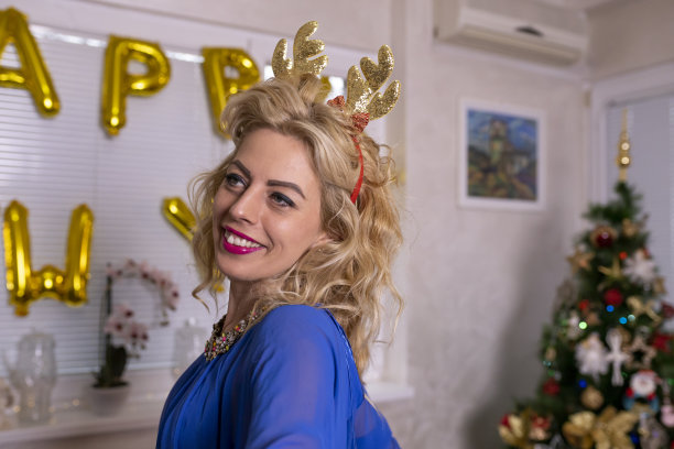 妇女在家庆祝新年的肖像图片下载