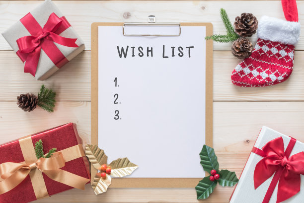 圣诞和新年愿望清单上的剪贴板笔记和礼物盒背景圣诞礼物节礼日，冬季节日庆祝图片下载
