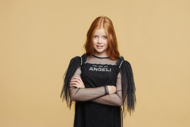 少女与长红头发在黑色天使连衣裙图片下载