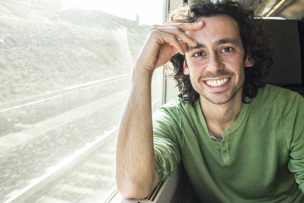 坐火车旅行的年轻人图片下载