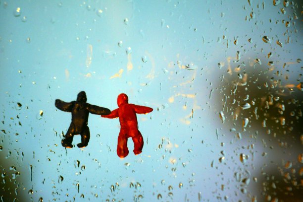 湿漉漉的窗户上有两个人的身影。图片下载