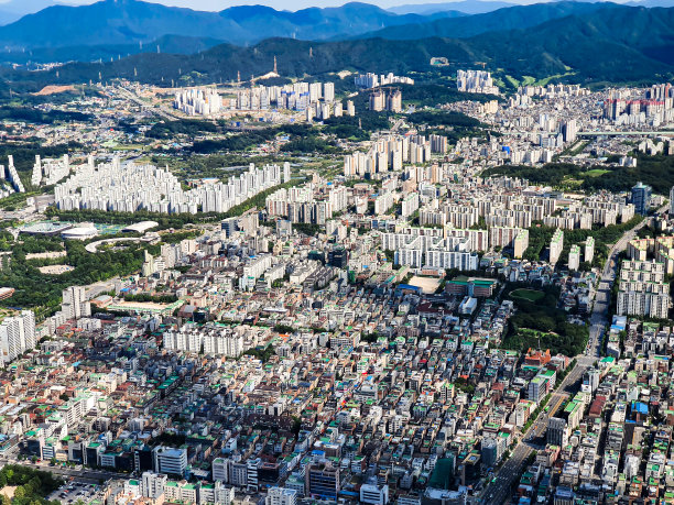 市中心，可以看到山、公寓和住宅区图片下载