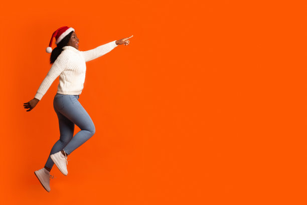 圣诞节的报价。快乐的黑色圣诞老人女士跳着指着拷贝区图片下载