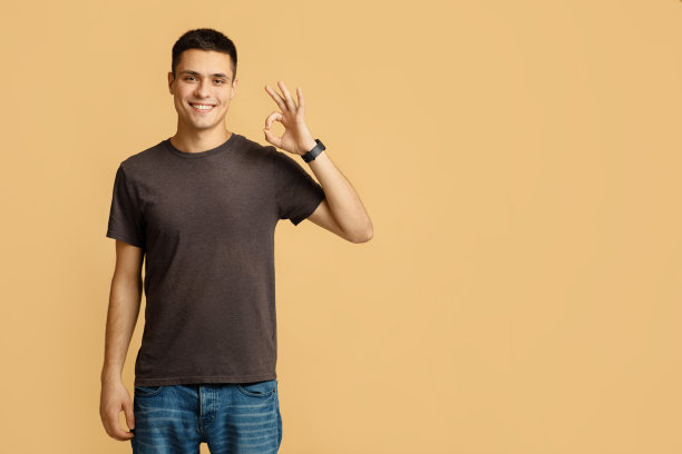 帅哥肖像做了个好手势，表示同意图片下载