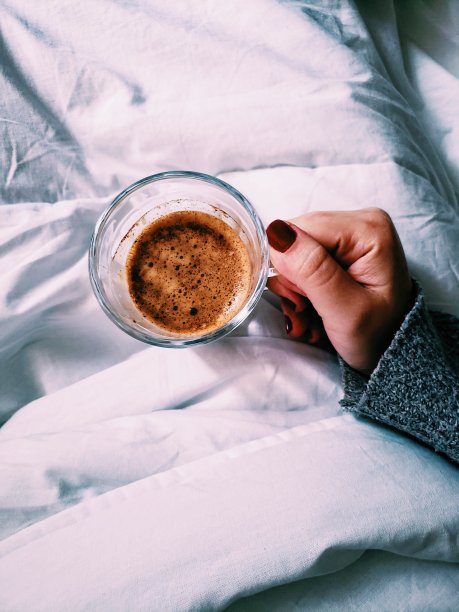 咖啡在床上。图片下载